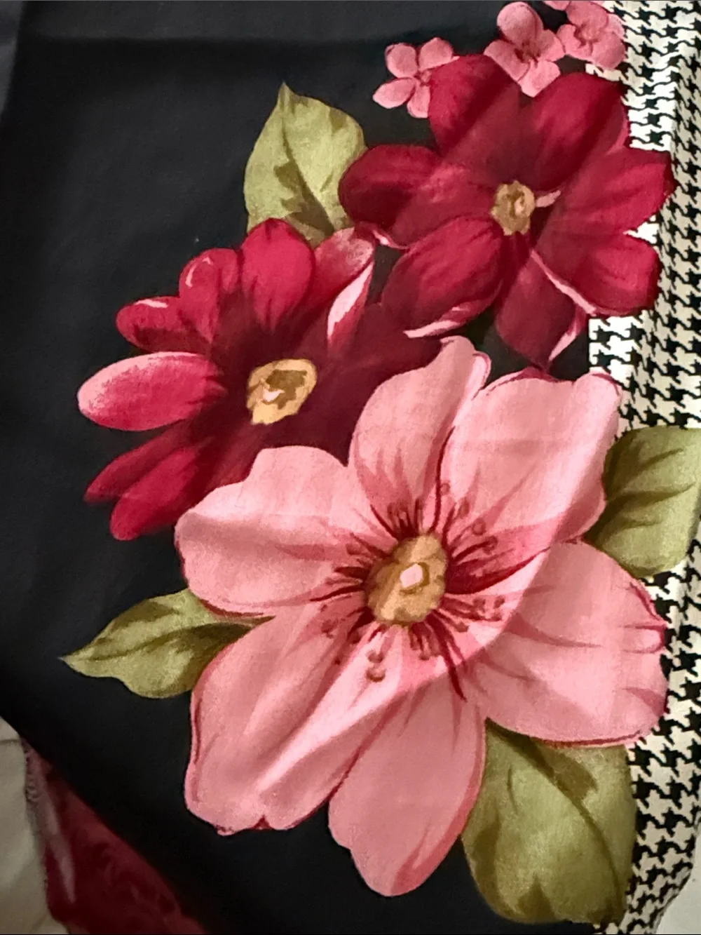 Oscar by Oscar de la Renta Black, Pink & Red Floral Roses 🌹 Silk Scarf long